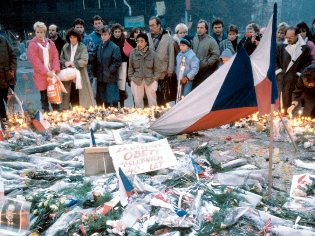 Обманутые чехословацкие братушки вышли на митинг из-за фейкового убийства студента