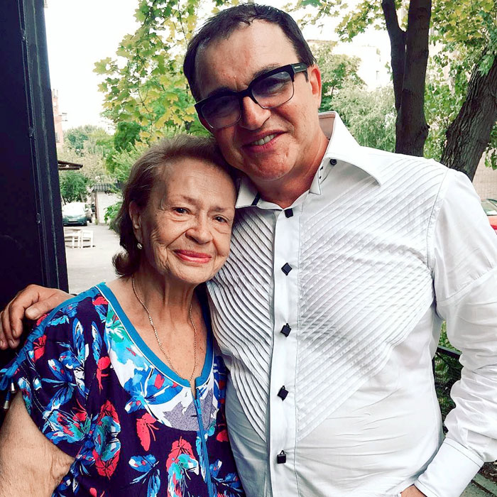 Мама ведущего Татьяна Валентиновна переживала, что сын редко ее навещает