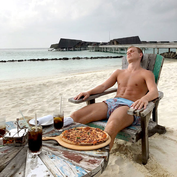 Кокорин на Мальдивах налегает не на экзотические фрукты, а на привычную пиццу