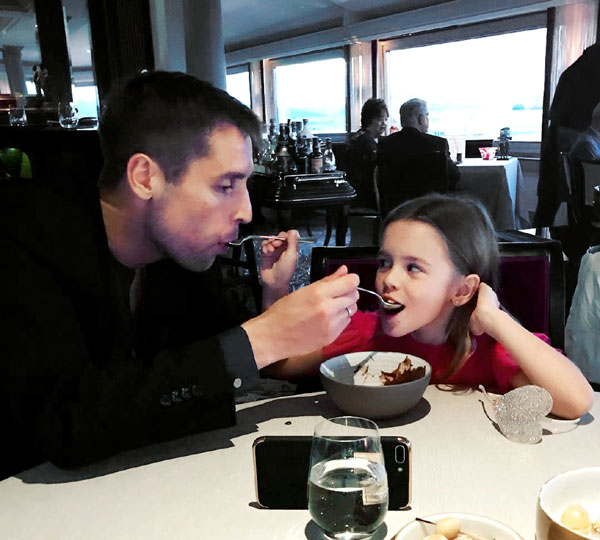 Дмитрий Комбаров ест сладенькое только из рук дочки