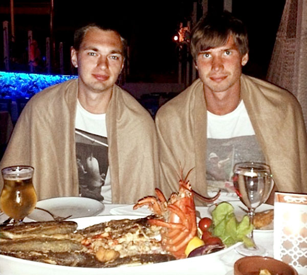 На отдыхе с друзьями Антон Шунин позволяет себе запрёщенные морепродукты