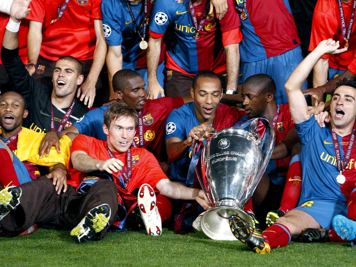 2009 год. Александр Глеб (второй слева в нижнем ряду) вместе с «Барселоной» празднует победу в Лиге чемпионов