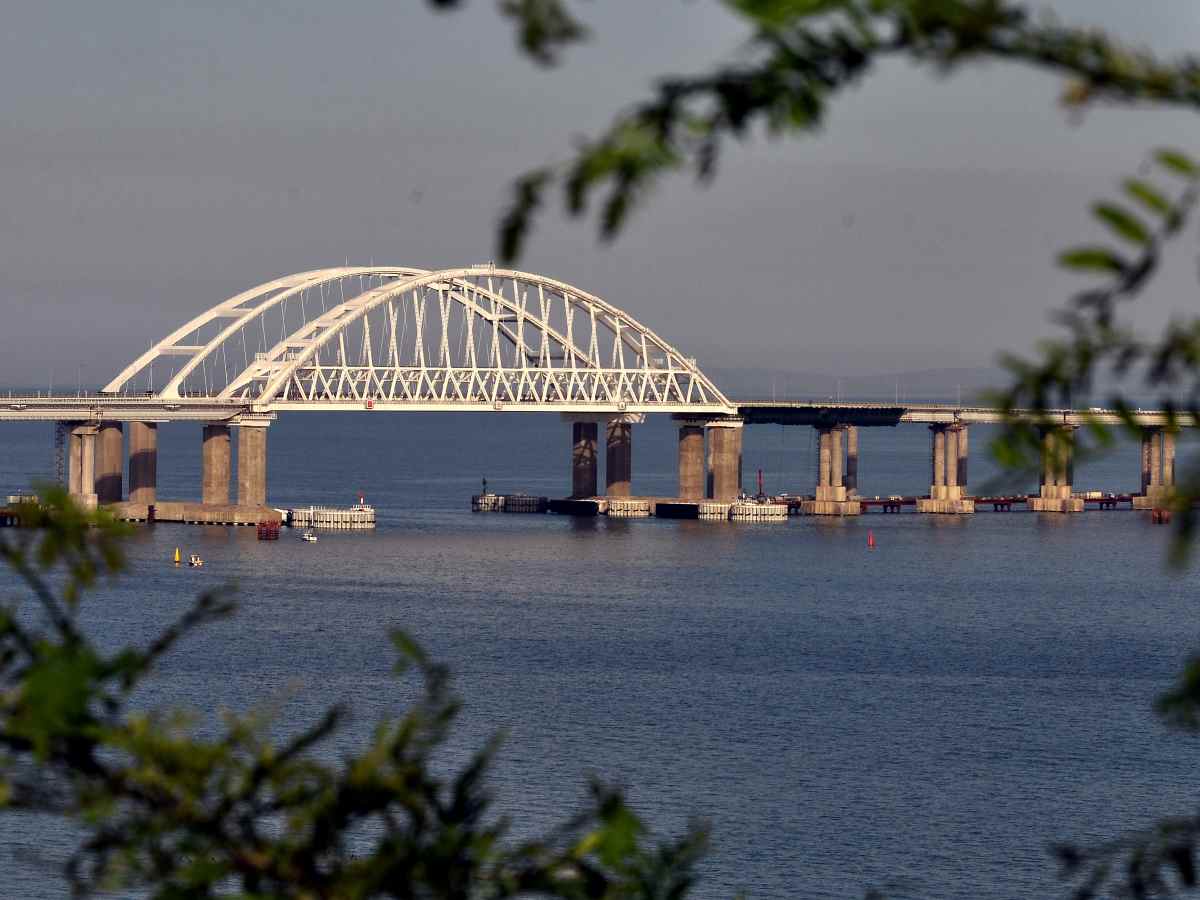 Погибли люди, есть разрушения: детали катастрофы на Крымском мосту