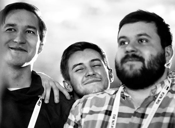 Это последнее фото, которым поделился в соцсети Баленко (в центре). Снимок датирован 16 января 2018 г. и подписан: «Всех поцеловал, скоро буду дома». Геолокация - Сочи. На фото рядом с Сергеем - Николай Лея и Алексей Туркулец