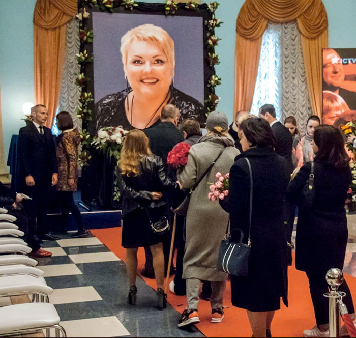 Простится с артисткой пришли сотни ее поклонников