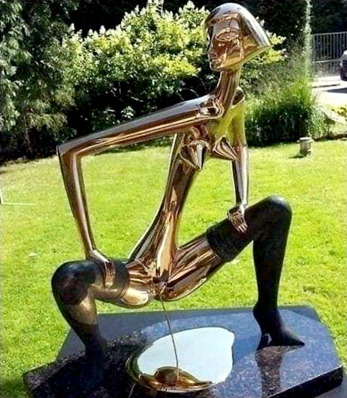 Памятник в Юрмале «Писающая свободная латышка». В «проклятом Совке» за такие шалости латышек нещадно штрафовали