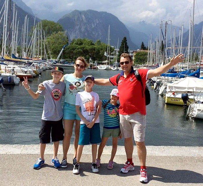 Рядом с Юлей Нетиевский забывал про семью, а депутат Данилов (на фото с голым торсом) готов был горы ради нее свернуть