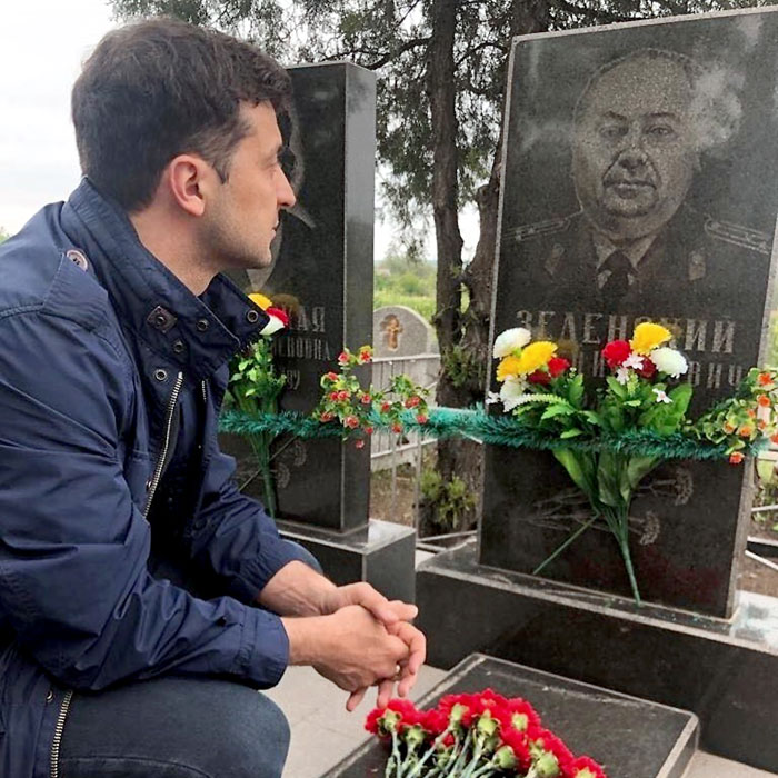 Владимир Зеленский у могилы своего деда-фронтовика