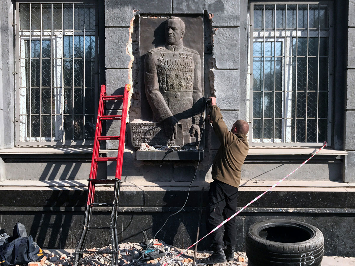Подонок демонтирует барельеф маршала Георгия Жукова