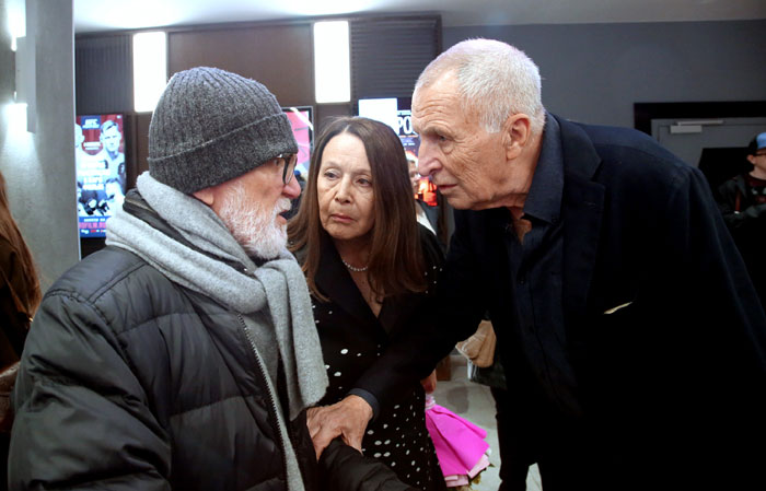 Андрей Смирнов (справа) и его супруга Елена Прудникова еле убедили режиссера Александра Митту, что в кинозале тепло, так что куртку, шарф и шапку можно оставить в гардеробе