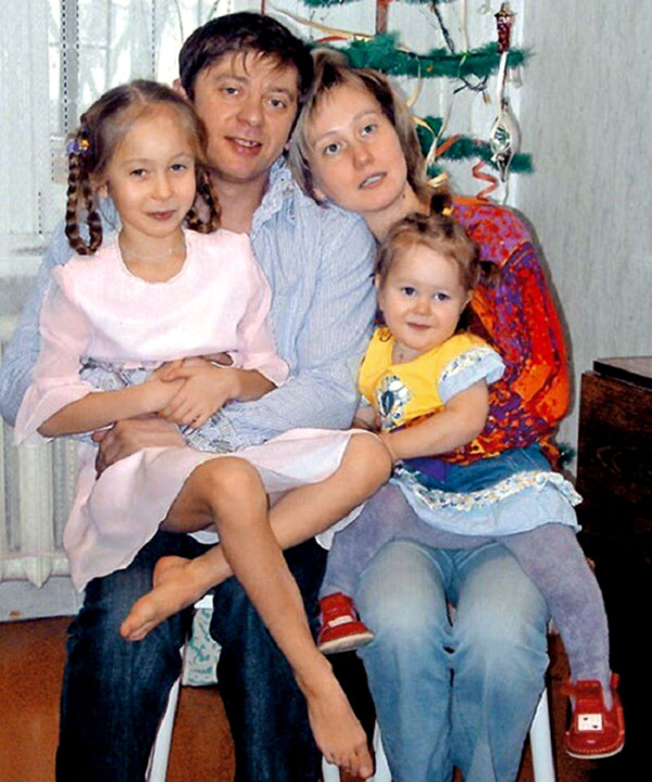 Дмитрий и Катя воспитывают дочек