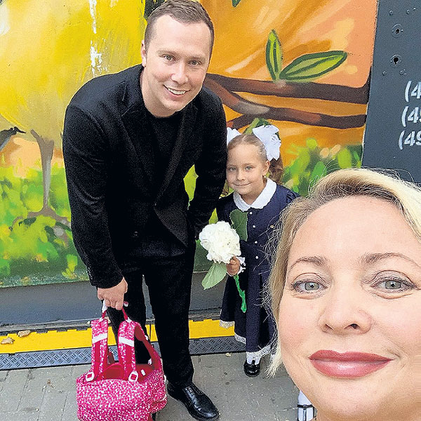 Светлана и Макс отвели Варю в первый класс