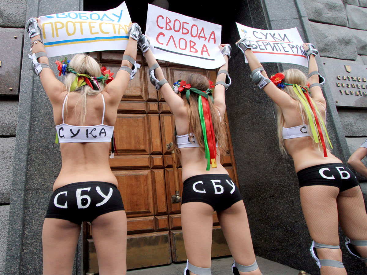 При «диктатуре» Виктора Януковича активистки движения Femen спокойно проводили акции возле здания СБУ. Сейчас за такое их разорвут на британский флаг