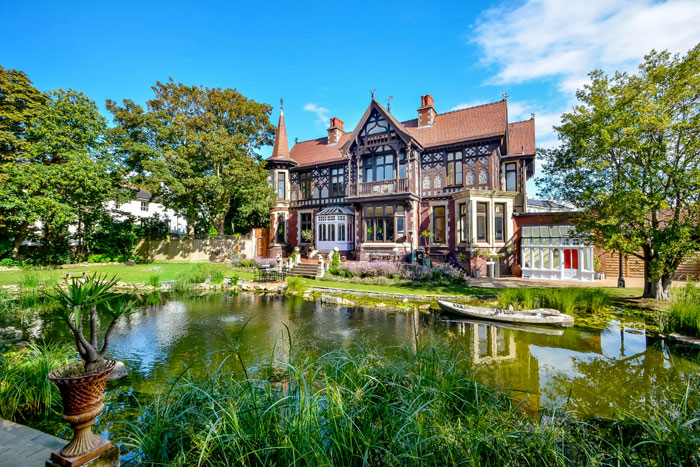 В этом доме до 2004 года размещалось полицейское управление Портсмута, а в 1956-м договаривались советские и британские силовики