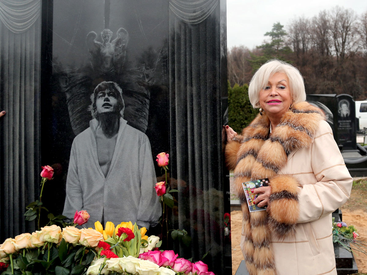 Поргина на открытии памятника на могиле Караченцова - Экспресс газета