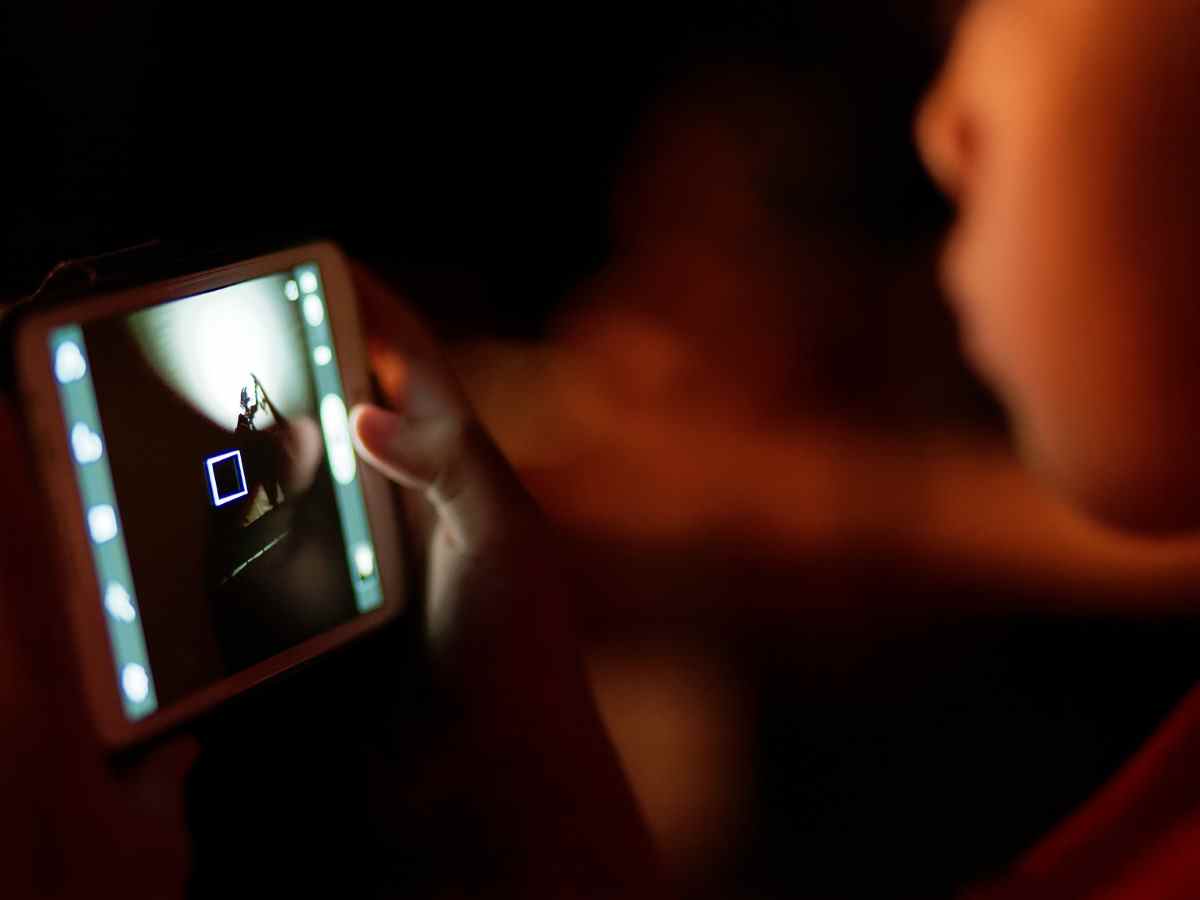 Девочка с телефоном