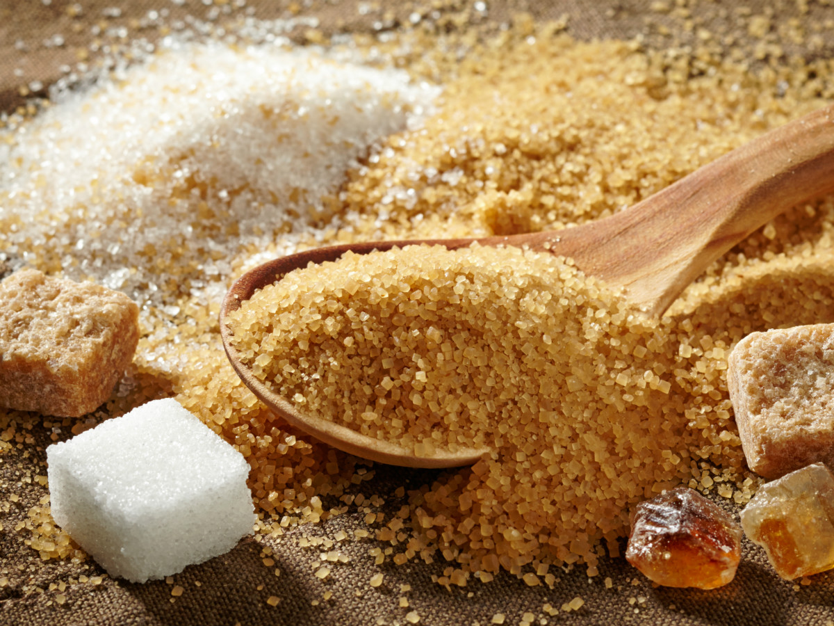 Чем отличается коричневый сахар от белого?