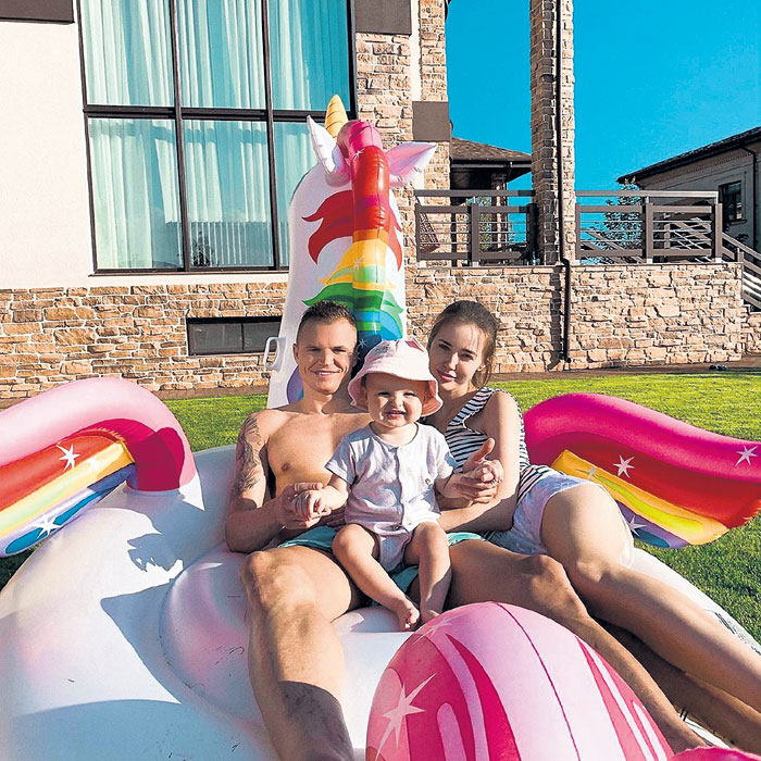 Дмитрий кайфует с третьей женой Настей Костенко и малышкой Миланой в доме, который спортсмен оставил себе после развода с Бузовой