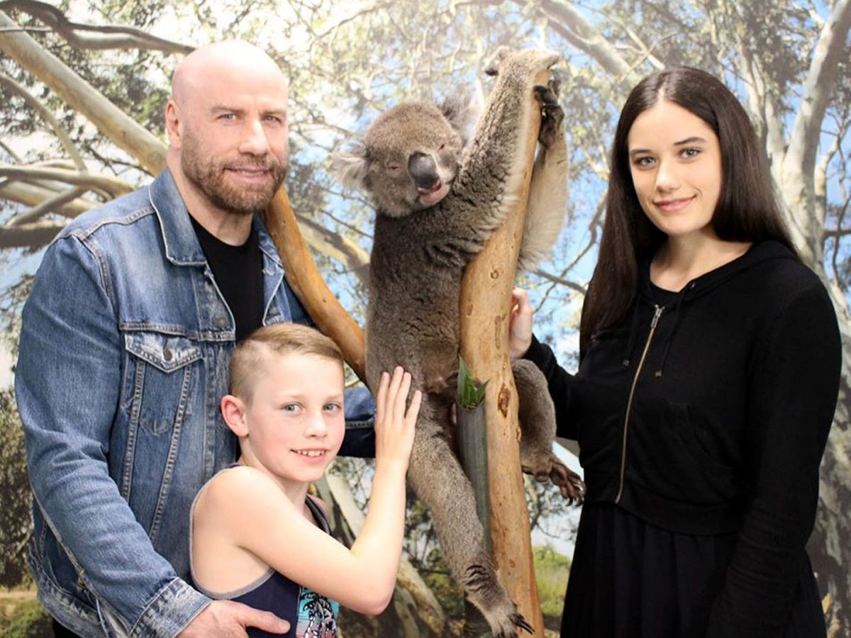 Семейное фото: Джон Траволта с Беном, Эллой и коалой
