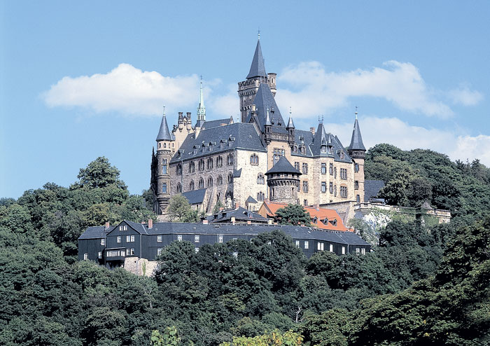 До восхитительного старинного замка, где снимали «Того самого Мюнхгаузена», можно легко добраться из Москвы. Долетаем лоукостером «Победа» до Лейпцига. И оттуда на электричке до Вернигероде (с пересадкой в городке Галле) - всего 2,5 часа