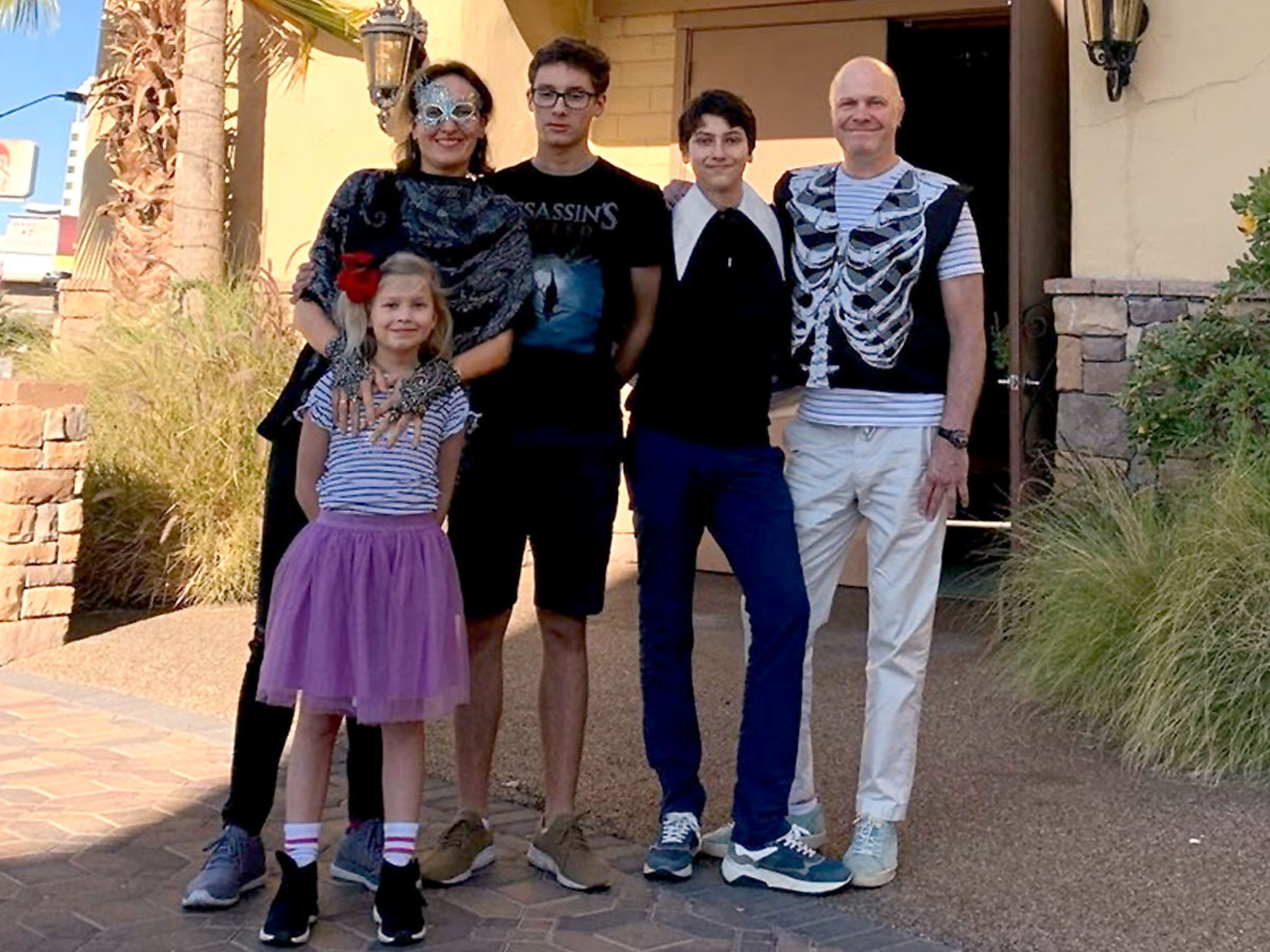 Амина и Алексей поженились в Хеллоуин. Свидетелями выступили их дети