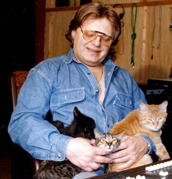 Юрий Антонов, кажется, любит кошек больше, чем людей