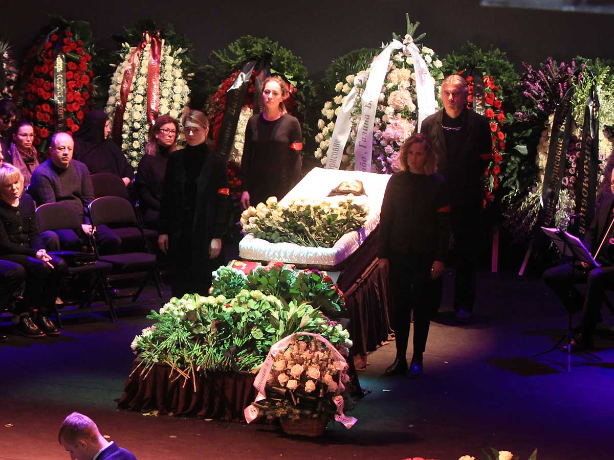 Фото с похорон Галины Волчек