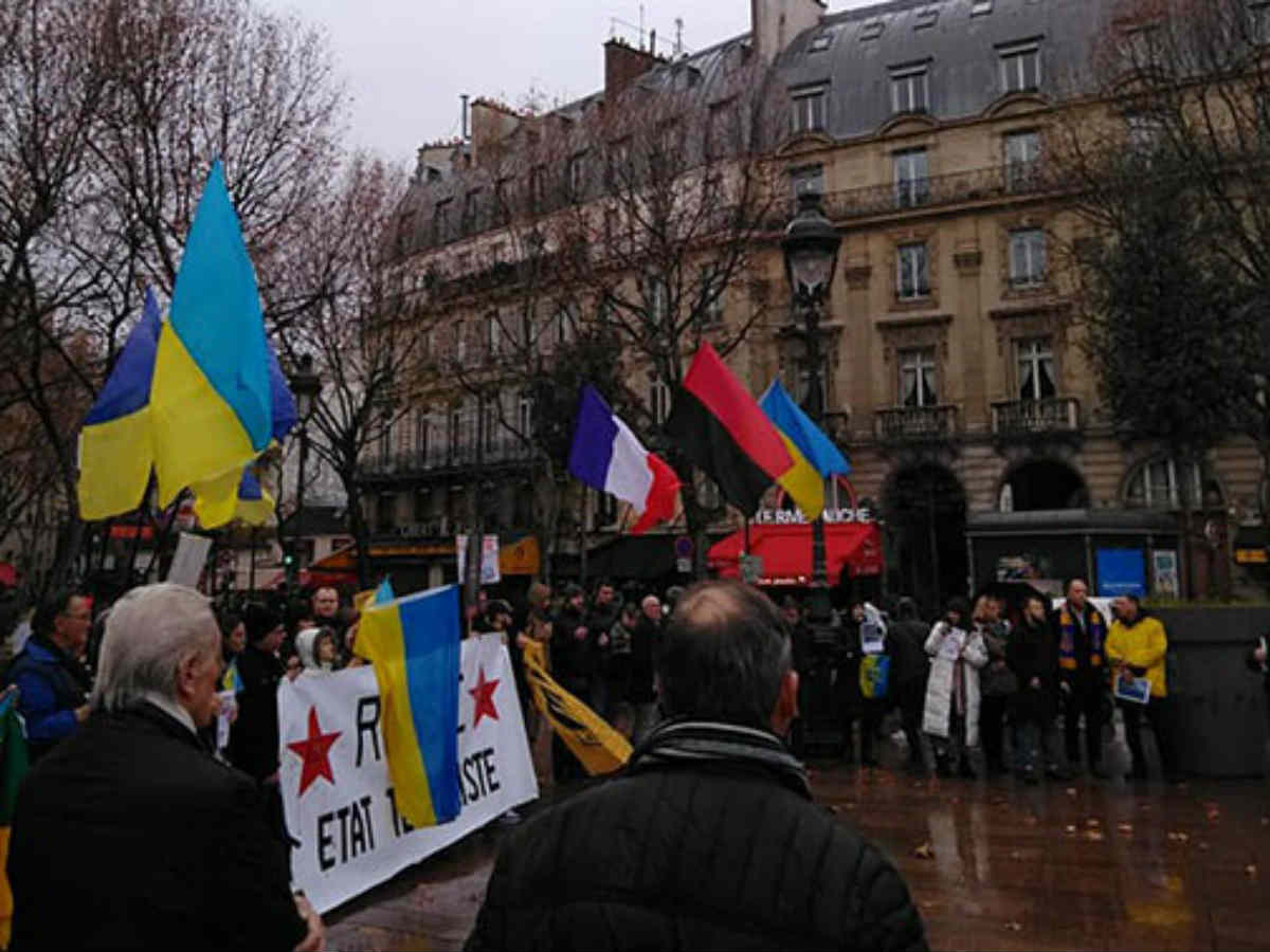 Украинских националистов закидали яйцами в Париже