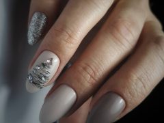 Новогодний дизайн ногтей. Фото: Instagram**.com/pavlichenko_anna