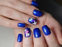 Маникюр на Новый год. Фото: Instagram**.com/govoruha_nail