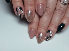 Маникюр на Новый год. Фото: Instagram**.com/nail_surovikino