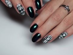 Новогодний маникюр. Фото: Instagram**.com/nail_surovikino