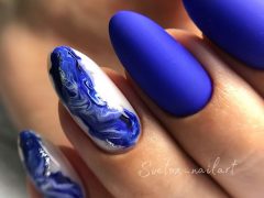 Маникюр на Новый год. Фото: Instagram**.com/svetox_nailart