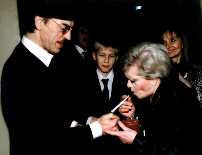 Боярский и Фрейндлих любят, по собственному признанию, накуриться до одури. На заднем плане ее внук Никита и его жена Лариса Луппиан