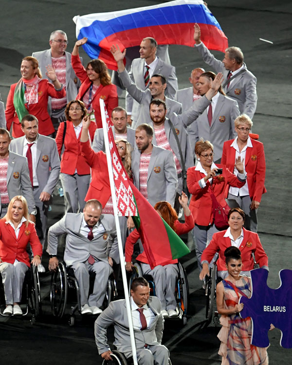 Член белорусской делегации Андрей Фомочкин вынес флаг России на церемонии открытия Паралимпийских игр в Рио-де-Жанейро в знак поддержки наших спортсменов, которых к соревнованиям не допустили