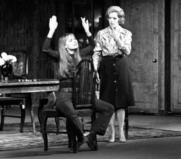 В 1976-м, за год до свадьбы с Боярским, Лариса играла дочь героини его любовницы Алисы Фрейндлих в спектакле по пьесе Мишеля Фермо «Двери хлопают»