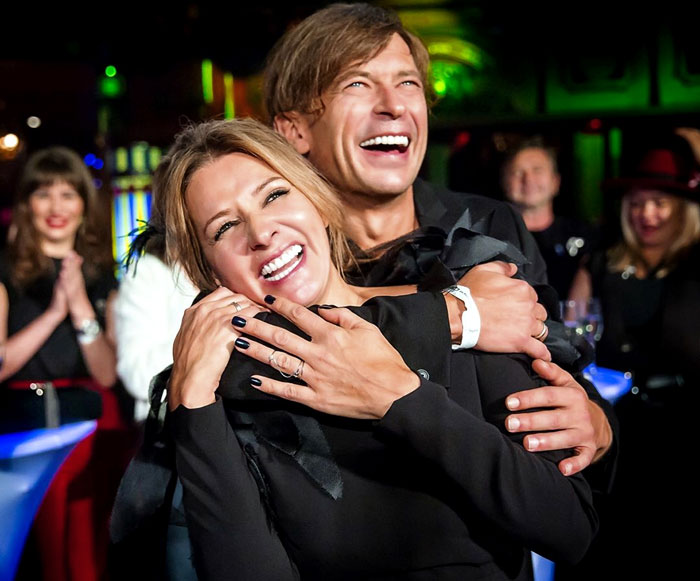 Лёва Би-2 говорит, что жена Ася, как и он, легка на подъем, и не заморачивается по поводу денег