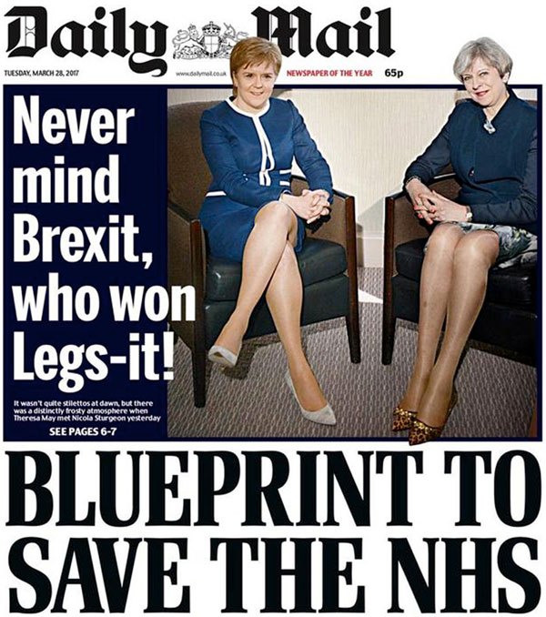 - Забудьте про Brexit, ножки победили, - гласит заголовок рядом с фото Терезы Мэй и Николы Стерджен