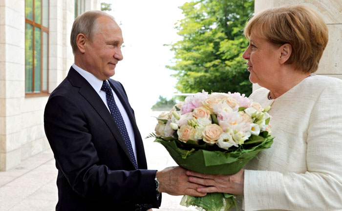 Элегантный букет, подаренный Владимиром Путиным Ангеле Меркель в знак уважения, у немецких журналистов вызвал приступ сексизма