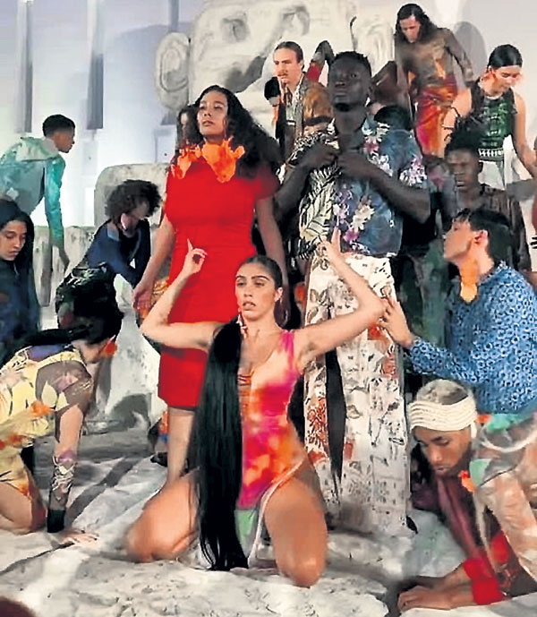 Дочь Мадонны органично влилась в число участников оргии