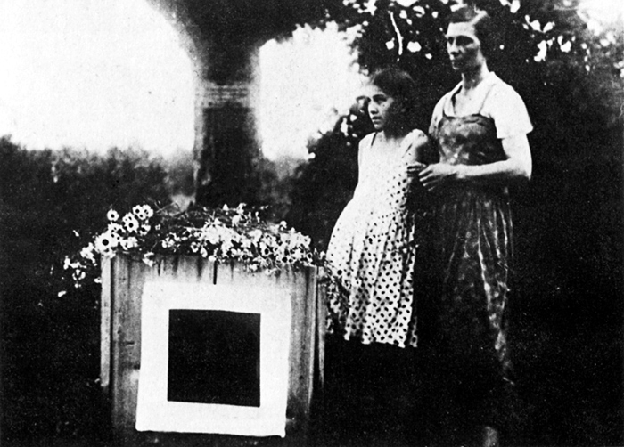 21 мая 1935 года прах Казимира Малевича предали земле у подмосковной Немчиновки, установили памятник в виде квадрата. Во время войны место захоронения затерялось