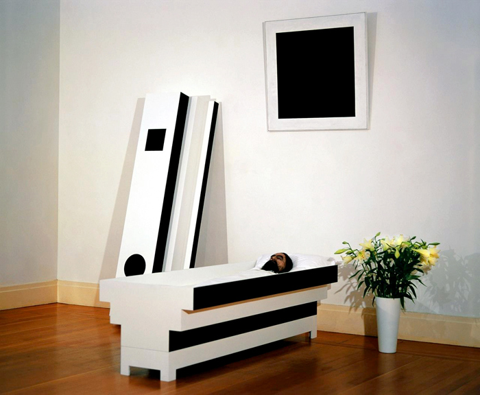 Художник сам спроектировал себе гроб, назвав его «супрематическим саркофагом». Так он выглядел