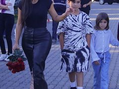 Ким Кардашьян на мемориале в Ереване