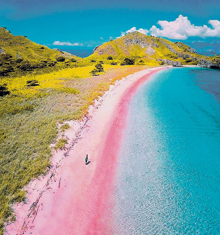 До Розового пляжа добраться сложно, поэтому обычно здесь - ни души. Можно купаться голышом