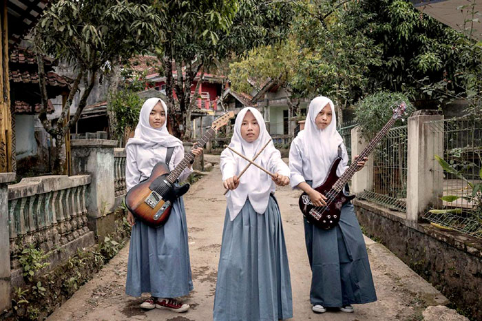 Девчонки тут прикольные, но все как одна - недотроги