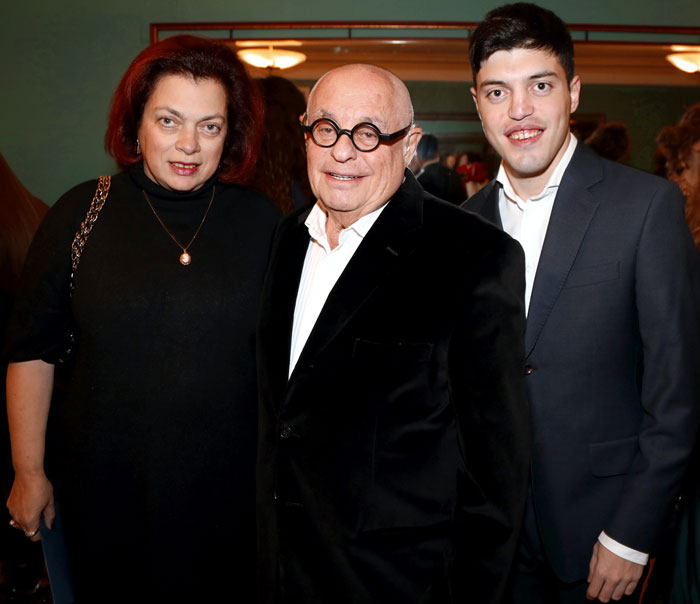 «Марс атакует!» - в ужасе подумал алкогольный обозреватель. «Да не сс*, это Марик Розовский», - успокоил его композитор Журбин