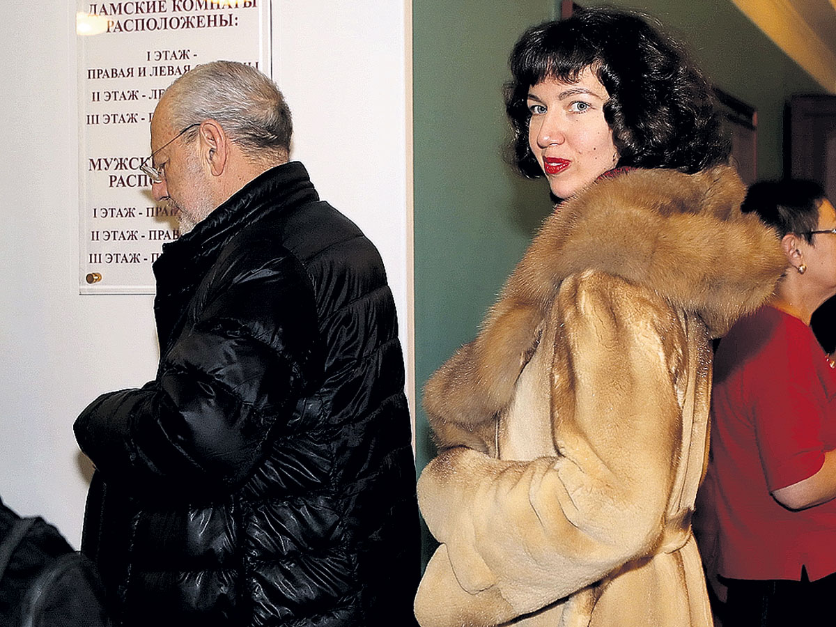 Старик Мишин бешено ревнует Свету ко всему свету