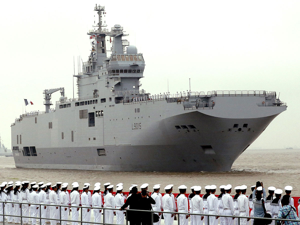 Французы кусают локти, что не продали нам вертолётоносцы (на фото)