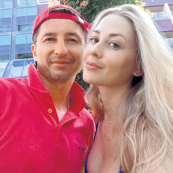 В нынешнем году Алдонин и Ольга отметили деревянную свадьбу - пять лет брака