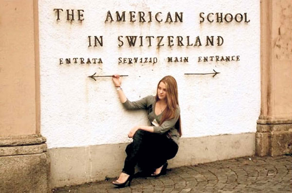 Отпрыскам известных фамилий нет нужды экономить на учебе. Екатерина Железняк окончила элитную американскую школу в Швейцарии. Стоимость обучения здесь - 300 тыс. руб. в месяц
